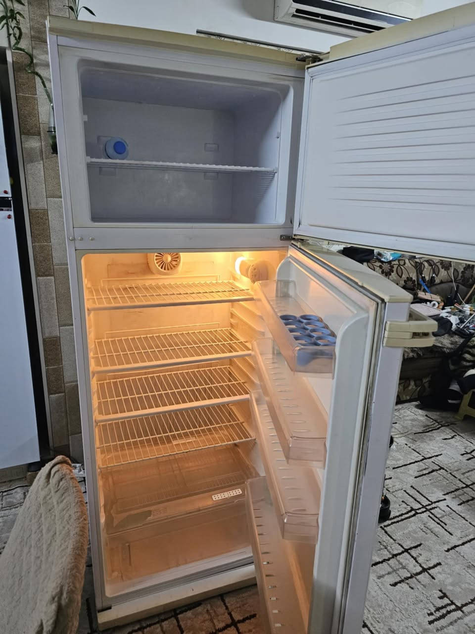 ثلاجه للبيع
كلش نظيفه
بيها كسر بسيط
مبين بالصوره
18قدم


**إذا كنت صاحب هذا الإعلان وتريد حذفه لأي سبب، رجاءا أرسل رسالة إلى الدعم الفني**