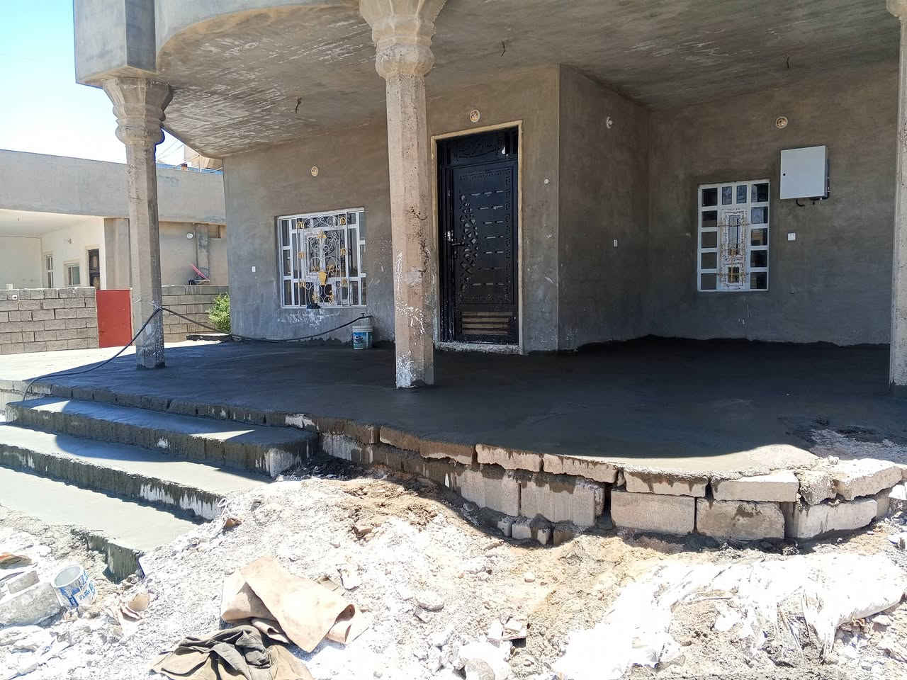 السلام عليكم 
يوجد عمال كادر كامل 
1_تصفير البيت من الانقاض وتطلع خارج البيت 
2_تنزيل البيت اذا كانت الارضيه غير معتدله 
3_فرش حجر وحدل الارضيه بعد ما ترش بالماء +توجد خباطة صب سقل ولاش وتصفيط اساس وتسليح ***********/***********
