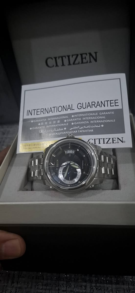 ساعة سيتزين Citizen غير مستعمل بالاستيكرات
made in Japan 
 كامل مرفقات مع كارت الضمان دولي
اوتوماتيك
انتاج 2010
قطر 43 
ظهر كشف
مينة سوداء مشطبة 
توقيت 12 ساعة +توقيت 24 ساعة
يوجد توصيل لجميع المحافظات 
لمعرفة السعر التواصل على الماسنجر او الواتس اب 
***********
