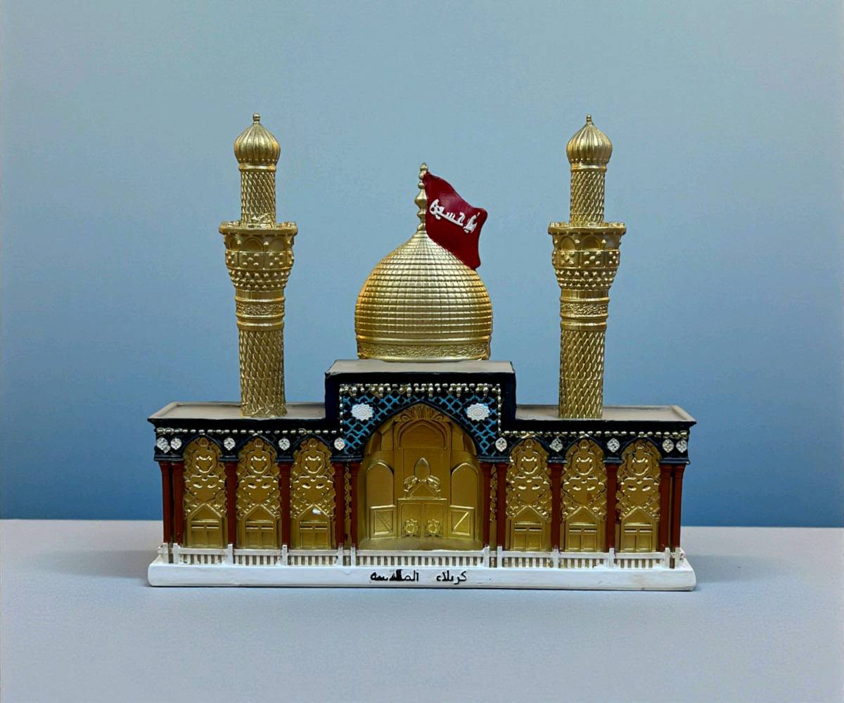 مجسم رائع يصور مرقد الإمام الحسين (ع) بتفاصيل دقيقة وجميلة. يتميز باللون الذهبي والأحمر الذي يضفي عليه مظهرًا فخمًا وراقيًا. مثالي لتزيين المنازل أو المكاتب أو لاستخدامه كهدايا خاصة في المناسبات الدينية.
