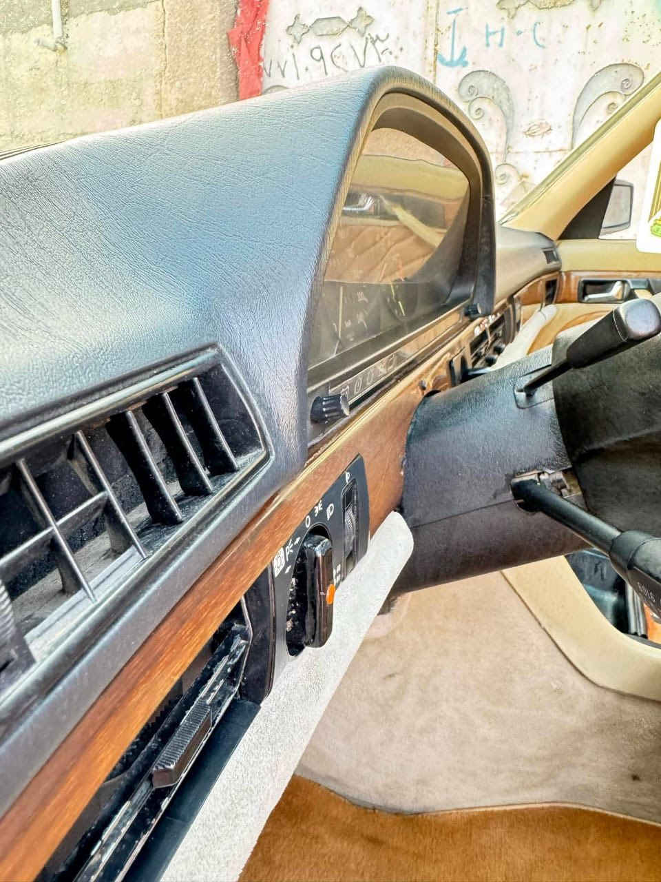 مارسدس بنز 300 السياره مصبوغه حزام لجماليه وفقط بدون اي ضربه مكينه بلادي السياره كلش نضيفه مثل مموضع بلمنشور العنوان بغداد البلديات امبار تحويل مباشر الرقم *********** السعر 95 وبيه مجال حك الجيه
