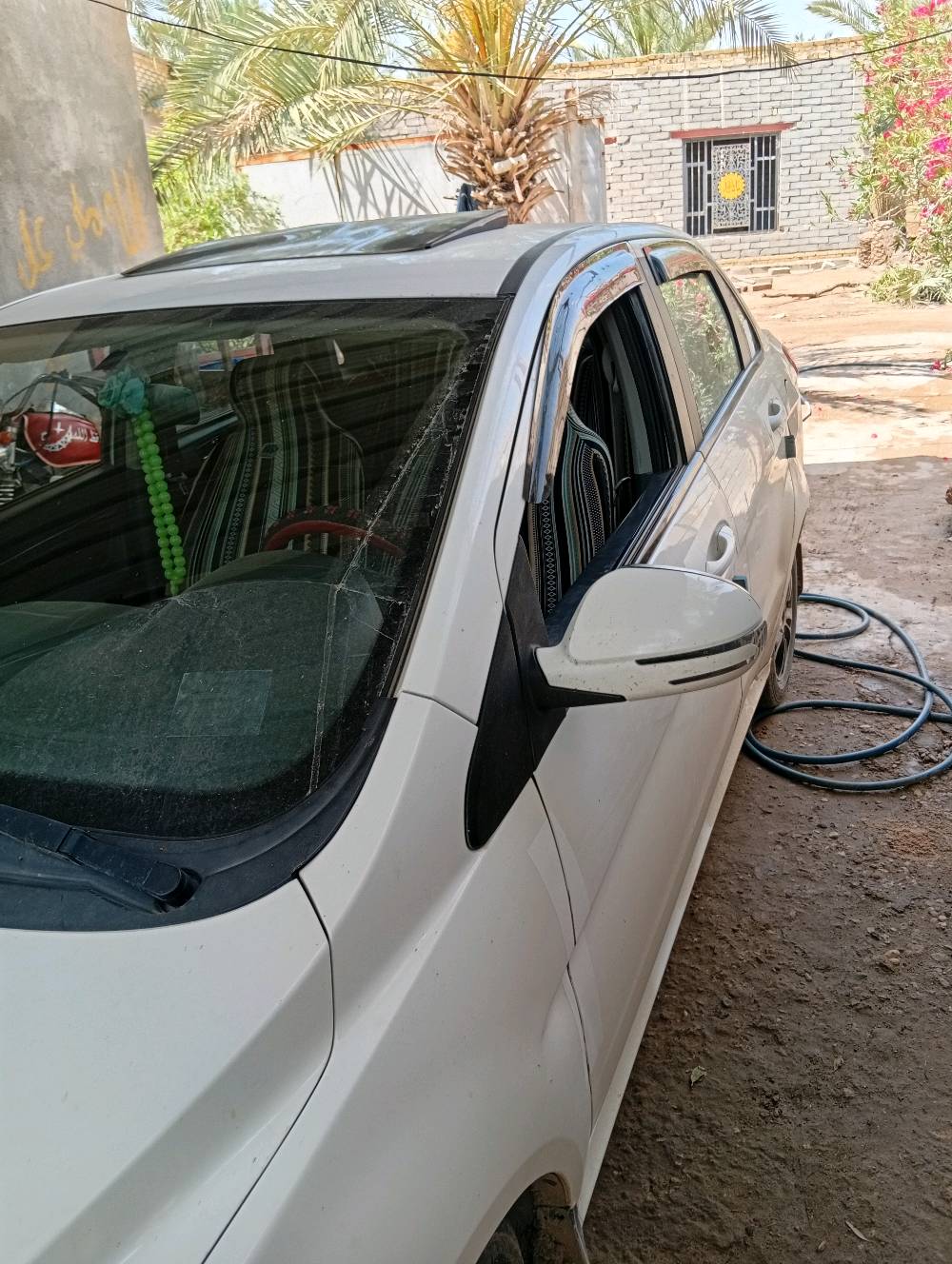 سيارة بيضاء بحالة جيدة، فيها مقاعد مغطاة بحماية وديكورات داخلية بسيطة. مجهزة بناقل حركة أوتوماتيكي ومقود مغطى بحافظة لليد. السيارة نظيفة ومعتنى بها من الداخل والخارج. مناسبة للاستخدام اليومي وتقلّ الشخصيات ببشكل مريح.
