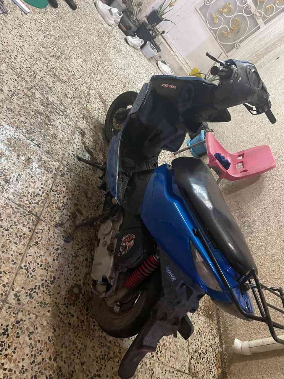 السلام عليكم دراجه ماكس مضلع لون ازرق نوزل اكلجات شلعه معدل السلف شخال كهربائي كلهاه شخاله بريكات شخاله. ماناقصه شي باتر جديد تايرات جدد. بس به. نضوح. بصيط.  الدراجه خير من الله السعر ٤٠٠ وبيه مجال مستعجل عليها مكاني بغداد الاعظميه سبع ابكار. متواجد. واتساب فقط عله الرقم *********** .
