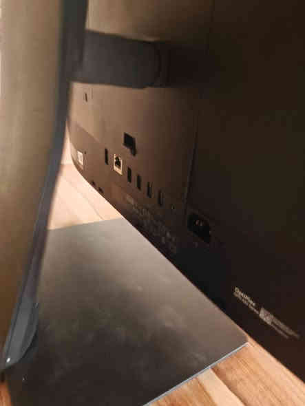 📢 عرض خاص – شاشة لمس All in One من Dell

الكيس والشاشة بجهاز واحد أنيق يقلّل الأسلاك ويخلّي مكتبك مرتّب ومنظّم ✨
🌟 آخر القطع المتوفرة!
💰 السعر: 515 ألف دينار فقط

---

💻 الموديل:

DELL OptiPlex 5270 – الجيل التاسع

شاشة لمس Touch Screen

---

🔧 المواصفات:

• 🖥️ المعالج: Intel Core i5-9600 – الجيل التاسع
• 🧠 الرام: 16GB DDR4
• 💾 التخزين: SSD 256GB
• 🖱️ الشاشة: 21.5 بوصة Touch Screen
• 🎨 كرت الشاشة: Intel UHD Graphics 630 مدمج
                            windows 11 Pro نظام التشغيل 🪟•
• ✨ الحالة: نظافة ممتازة جدًا
• 🛡️ الضمان: استبدال لمدة أسبوع

---

🔌 المنافذ:

📍 أمـام الجهاز:

• 2 × USB 3.1
• 1 × USB Type-C
• 1 × منفذ سماعة/مايك Combo
• 1 × قارئ بطاقات SD Card

📍 الخلف:

• 2 × USB 3.1
• 2 × USB 2.0
• 1 × HDMI Out
• 1 × DisplayPort
• 1 × LAN
• 1 × Power Port

🔹 المجموع:

• USB: ستة منافذ + Type-C
• الفيديو: HDMI Out + DisplayPort
• الصوت: Combo Audio Jack
• الشبكة: LAN
• قارئ SD: موجود

---

⚙️ الاستخدامات المناسبة:

✅ الأعمال المكتبية والدراسة
✅ التصميم الخفيف والمونتاج البسيط
✅ مشاهدة الفيديوهات والبرامج التعليمية
✅ شاشة لمس لتفاعل أسرع وأسهل

---

🚗 يتوفر توصيل لجميع محافظات العراق
📞 للحجز أو الاستفسار:
📱 اتصال: ***********
📱 واتساب: ***********
