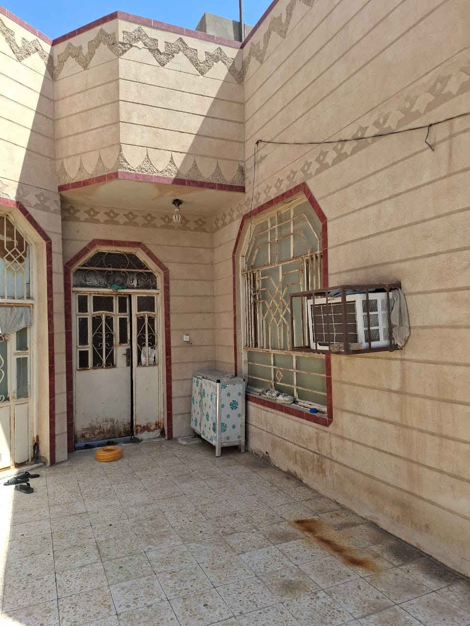 بِسْمِ اللهِ الرَّحْمٰنِ الرَّحِيم

الاعلان رقم (7)

بيت للبيع مساحة 200م طابو صرف العنوان( القطع الطافرة) حي الحكم مقابل بانزين خانة ال36  يحتوي على غرفتين وهول وصالة وبراني ومطبخ وفي الطابق الثاني غرفة+ 3 مجاميع صحية السعر 85 

للاستفسار الاتصال على الارقام التالية:
*********** | ***********
او التواصل عبر صفحة المكتب.
