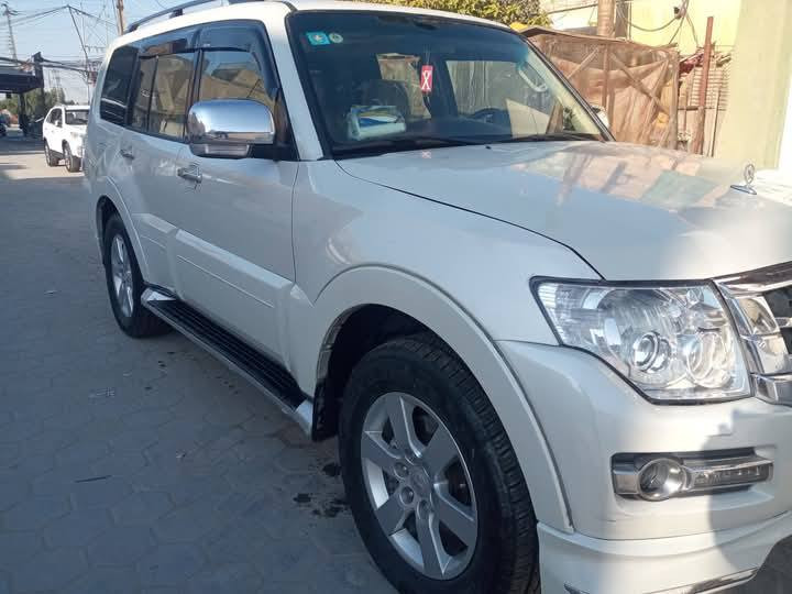 سلام عليكم  باجيرو 2008السياره جاهزه وحلوه محدث 2016 شاشه الستفسار ***********
