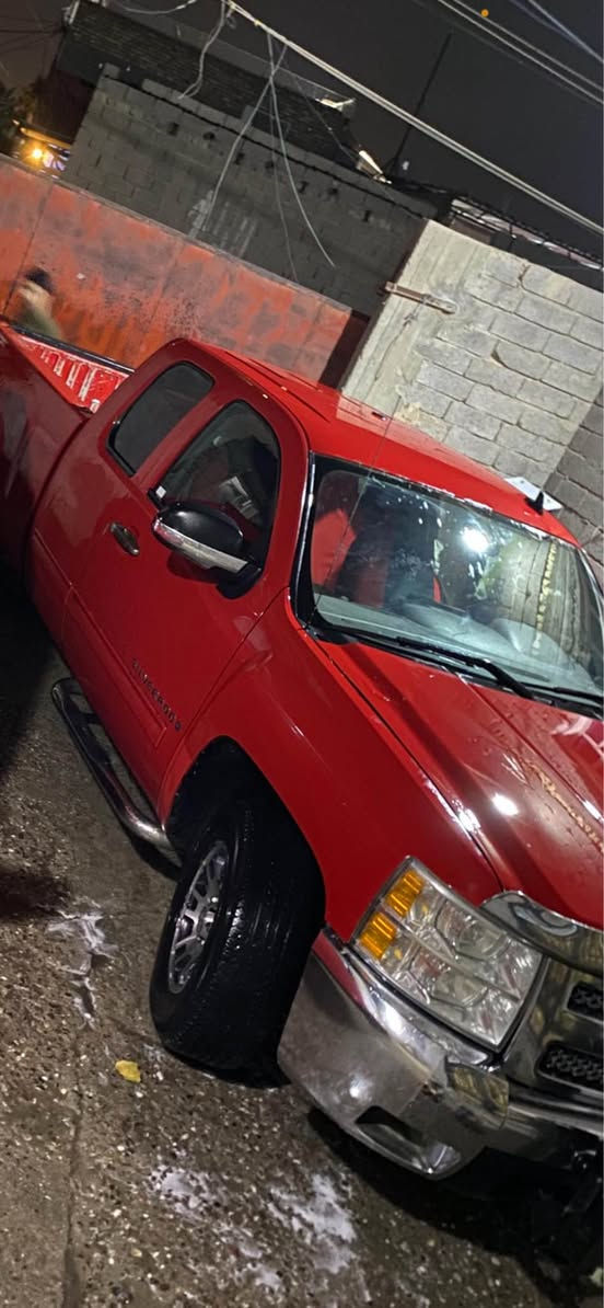 سلفرادو 2009 
مكينة 5300 (مكينة وكير كفاله)
باب قصير بدي طويل 
رقم بصرة سنوية جديد بأسمي شرط التحويل
بك لايت ليد وتخم تاير جديد
ادامة كامله بلكات ونوزلات وفلاتر 
تبريد ثلج 
بدون حادث بدون قطرة صبغ 
كفالة ماعدى دحجة بالباب الخلفي خفيفة 
مكان السياره بصرة ***********
السعر 105 وبي مجال البصرة, العراق
