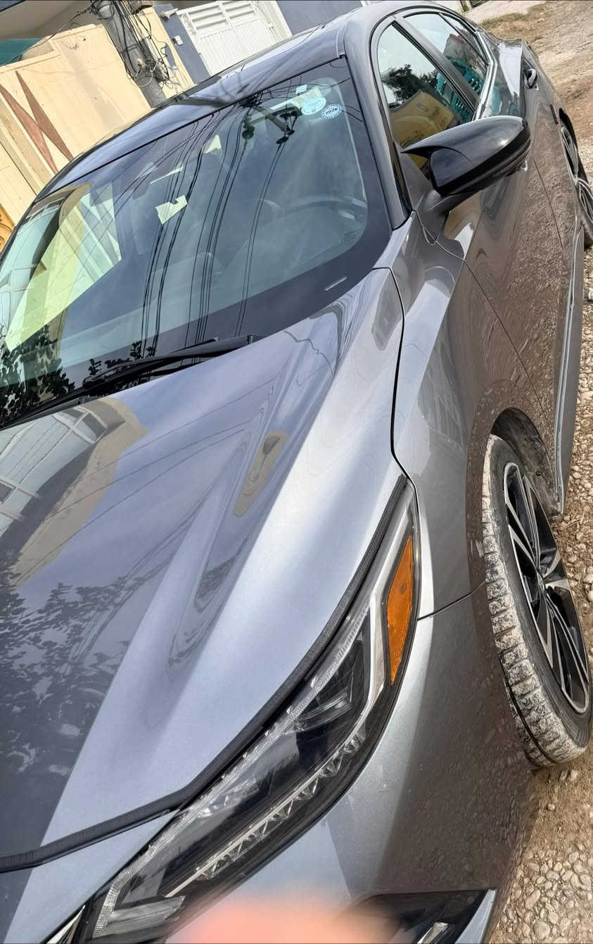 Sentra 2022 
مواصفات sr +++
يعني اخر مواصفات
ماشية 55.000
بجم كبس وصندوق كبس بدون صبغ
محرك 2000 
فتحة سقف
كشنات تدفئة
ستيرن تدفئة
كاميرات 360 درجة
مثبت سرعة
توقف ذاتي
تنبيهات وحساسات 360 درجة
السياره فول فول مواصفات

كير ومحرك بشرط
سيارة جاهزة وماليها اي نقص

الضرر 
الباب الي ورا السايق مبدل نفس اللون بأمريكا
بدون صبغ
بارد شبر باب السايق يم موضح بالصور
رقم الشاصي 3N1AB8DV5NY232256
 السعر 158 وبي مجال بسيط
***********
