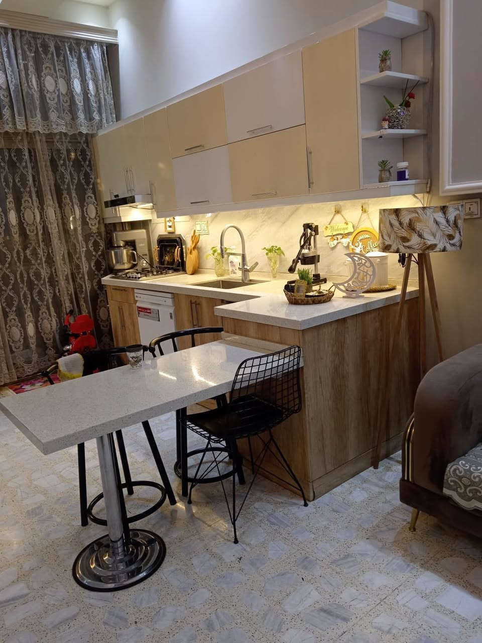 بيت للايجار المساحة ٢٠٠ م يصلح للسكن او مشروع تجاري ( روضة اطفال - معهد تدريس - مركز تجميل - مجمع طبي ) 

( يحتوي المنزل على 
غرفتين إحدى الغرف ماستر ( نظام سويت ) - صالة للضيوف - صالة جلوس للعائلة - مطبخ بارد - مطبخ حار - حمام للضيوف - حمام رئيسي - حديقة داخلية  ) 

مميزات المنزل : 
( موقع المنزل على الشارع العام ( مكان تجاري للاستثمار ) - البيت حديث جدآ جدآ - نظام حاكية - سقوف ثانوية ( جبسن بورد ) - النوافذ المنيوم - الزجاج عازل للصوت والحرارة - السيراميك كله اسباني - ارتفاع المنزل يصل إلى ٤ أمتار- الأبواب تركية حديثة - نظام الصحيات غربي وشرقي - صالة الجلوس مفتوحة على المطبخ البارد ) 

الموقع : التاجيات - مقابل مدخل التاجيات القديم - بجوار ماركت الإحسان 
للاستفسار الاتصال ( *********** - *********** )
