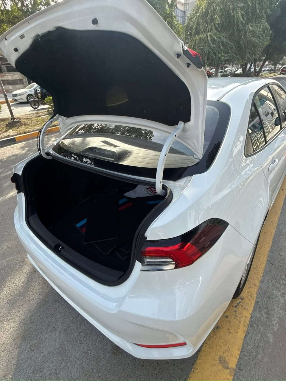 سلام عليكم للبيع كورلا هايبرد موديل 2024 مواصفات كشنات جلد سلايد تبريد قطعتين رادارات امامي خلفي اوتو هولد هاندبريك كهرباء ماشيه 47 الف كيلو سياره مكفوله من الصبغ بيها بارد بسيط جدا 
السعر 146 
مكاني بغداد اليرموك ***********
