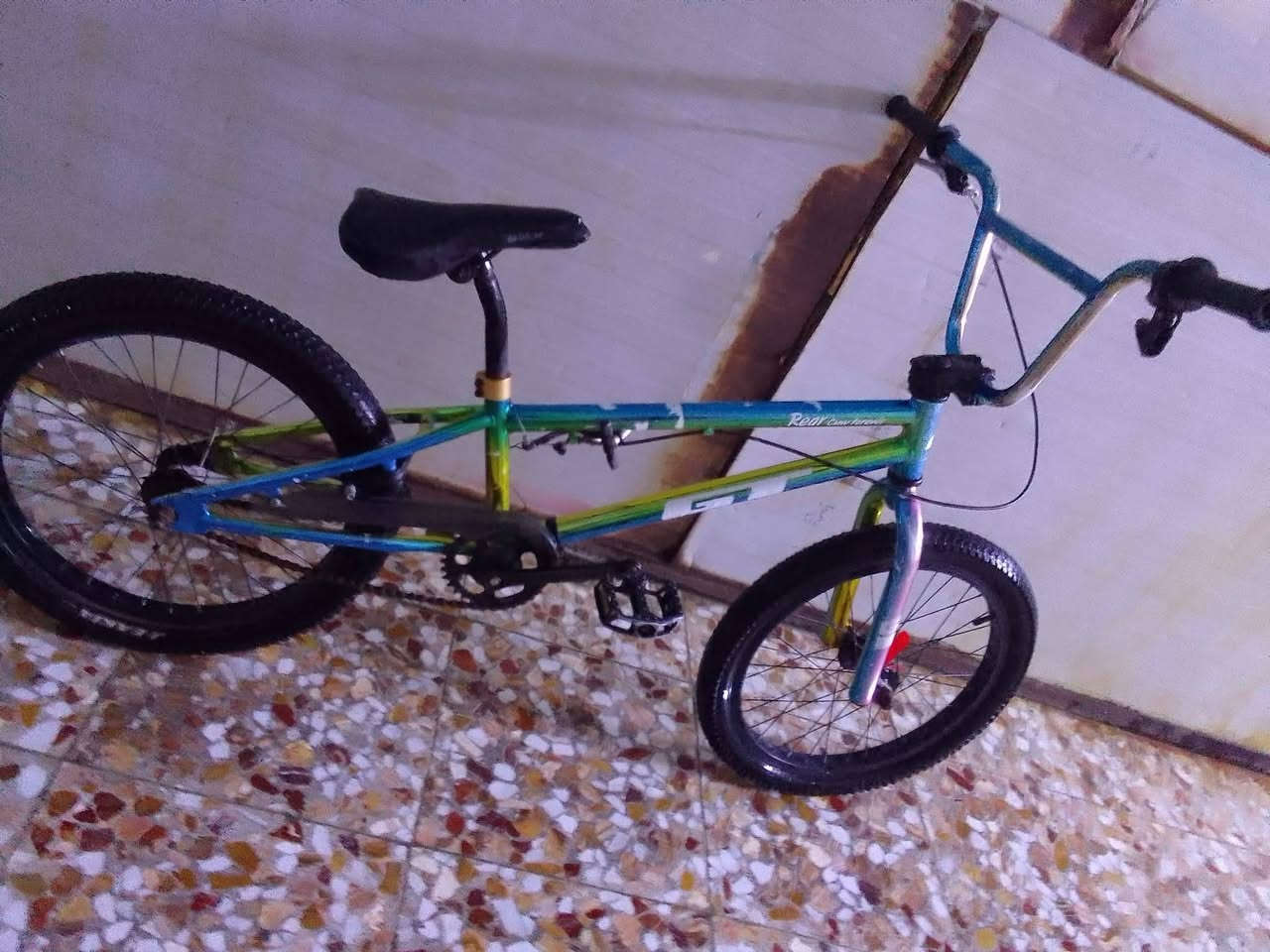 السلام عليكم بايسكل درجه اولى Bmx
نضيف بس بي شخوط قليله 
تايرات جدد 
زنجيل مايخرط ابدد  
سعر البايسكل 70وبي مجال 
مكاني ديوانيه الاسكان خلف المعهد الفني 
الاتصال على الرقم أو مراسلة الصفحه//***********//
