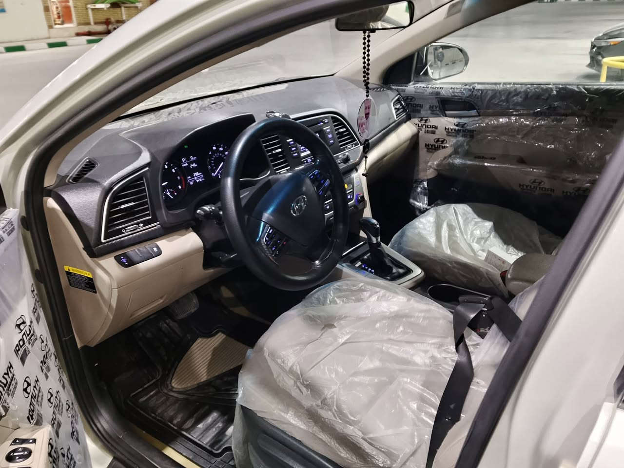 الانترا موديل 2017 سياره حادثها دعاميه واصبع من البنيد  فقط وبيها رصعه بلجاملغ الخلفي صغيره محرك 2000 دوش مرغوب كيرك مكينه مامفتوح بلادي صدر تحم تايرات جدد تحكم ستيرن منضومه زنون السياره رقم بغداد هزه جديده سنويه قبل شهر ستلمتها سعر 120 وبيها مجال قليل مكان بابل المسيب 
***********

مكلف بنشر
