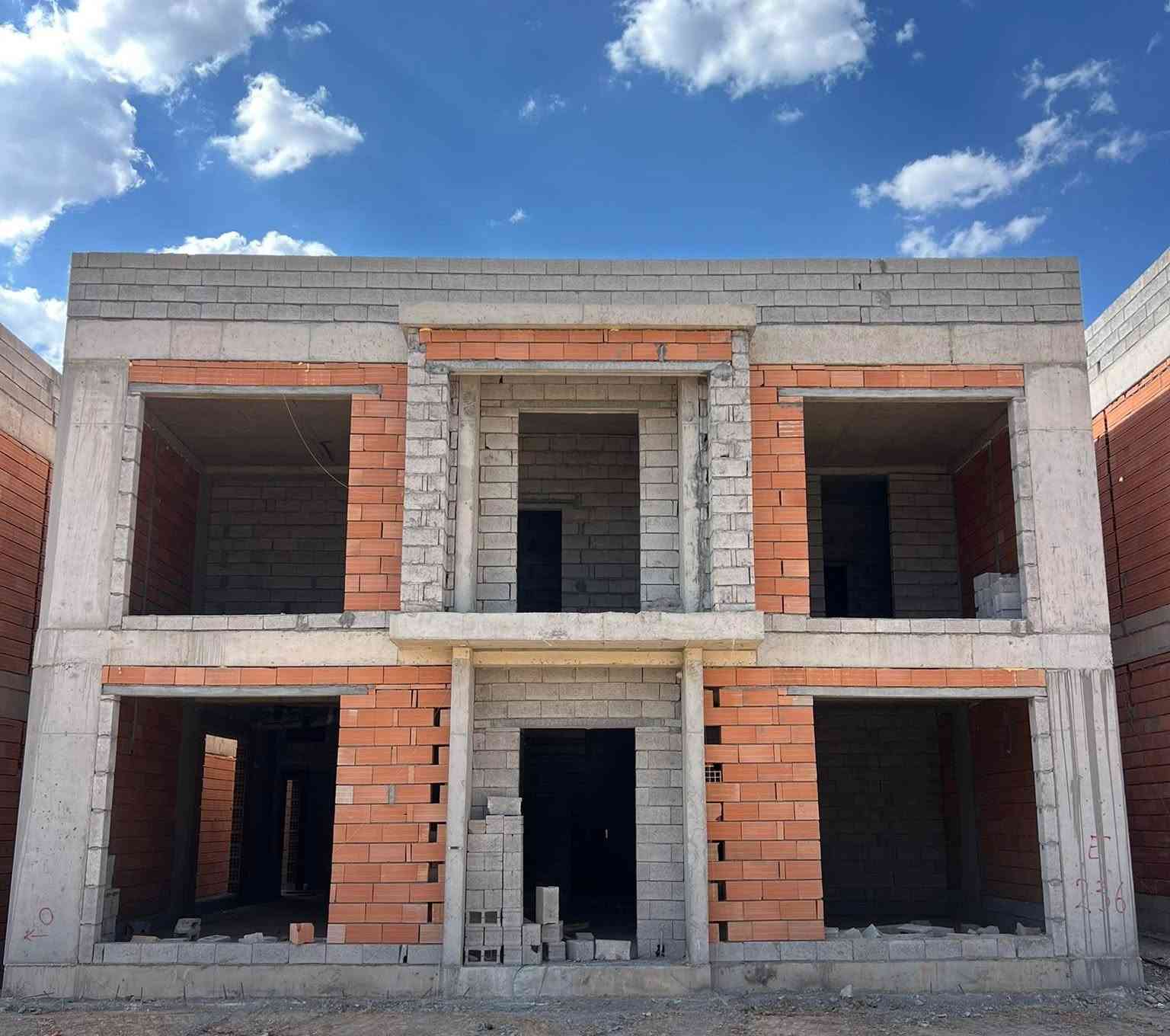 كوردی / عربی

Oakland Villas - ڤێڵاكانی ئۆكلاند

🏡 یەكێك لە پرۆژە هەرە ناوازەکانی شاری هەولێر كەلەلایەن كۆمپانیاكانی میڵۆرین، العاسوق وە گارە جێبەجێ دەكرێت.

📍شوێنی پرۆژەكە دەكەوێتە سەر شەقامی 150 متری تەنیشت پاركی زانستی.

🏡 459 ڤێلای مۆدێرن بە رووبەری جیاواز 200م – 250م – 320م – 600م

🗓️-شێوازی پارەدان پێنج دەفعەی %20یە وە لە ماوەی
 دوو ساڵدا هەموو پارەكە دەدرێت.

تایبەتمەندیەكانی پڕۆژەی ڤێلاكانی ئۆكلاند:
🔺سیستەمی غازی مەرکەزی بۆ تەواوی ڤێلاکان
🔺سیستەمی شۆفاژ (گەرمکەرەوەی ناوەکی)
🔺سیستمی وزەی خۆر - Solar System

بۆ زانیاری زیاتر پەیوەندی بکە:
0750 375 1274 ☎️
--------------------------------------
Oakland Villas - فلل أوكلاند 

🏡 أحد أرقى المشاريع السكنية في مدينة اربيل، يتم تنفيذه من قبل شركات ميلورين، العاسوق، وكارة.

📍يقع المشروع على شارع 150 متر بجانب الحديقة العلمية.

🏡 يضم 459 فيلا عصرية بمساحات مختلفة: 200م – 250م – 320م – 600م.

🗓️ نظام الدفع: 5 دفعات، كل دفعة بنسبة 20%، ويتم تسديد كامل المبلغ خلال سنتين.

مميزات مشروع فلل أوكلاند:
🔺 نظام غاز مركزي لجميع الفلل
🔺 نظام تدفئة مركزية (شوفاج)
🔺 نظام الطاقة الشمسية - Solar System

للمزيد من المعلومات يرجى التواصل:
☎️  0750 375 1274
