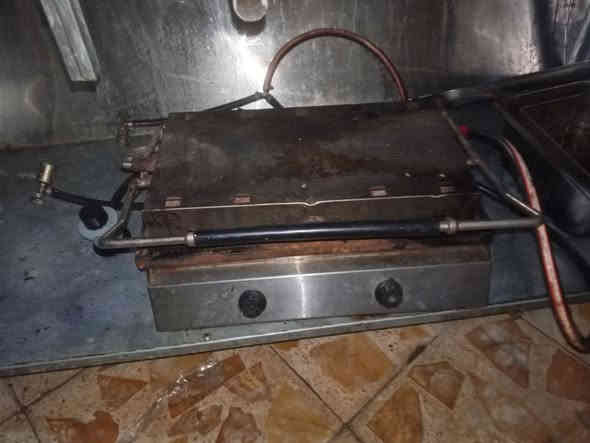 للبيع غراض مطعم وعرابانه بركر
كابسه مال صاج غازيه 125
حمايه مال تمن ريزو 100
عربانه بركر شوايه + طباخات عدد2 السعر  325
العنوان حي اور /***********
