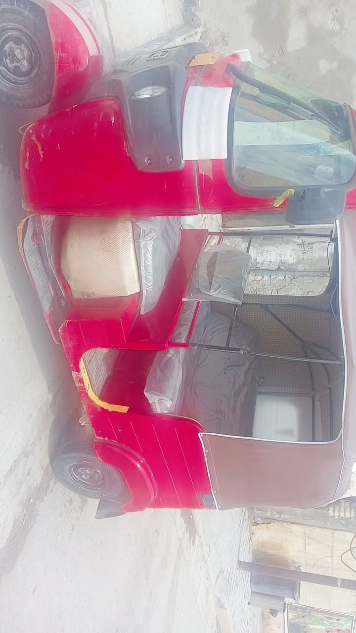 السلام عليكم تكتك للبيع موديل 18اوراق كامله السعر ٤ ملاين وبيه مجال الشراي يتصل *********** واتساب
