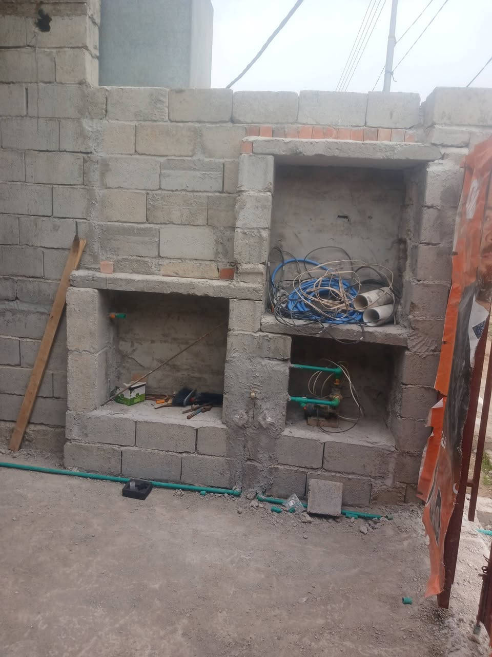 هيكل بناء جديد قيد لانشاء للبيع مساحة ١١٠م كاطون الرحمة 
قرب جامع مالك الملك لاستفسار ***********
