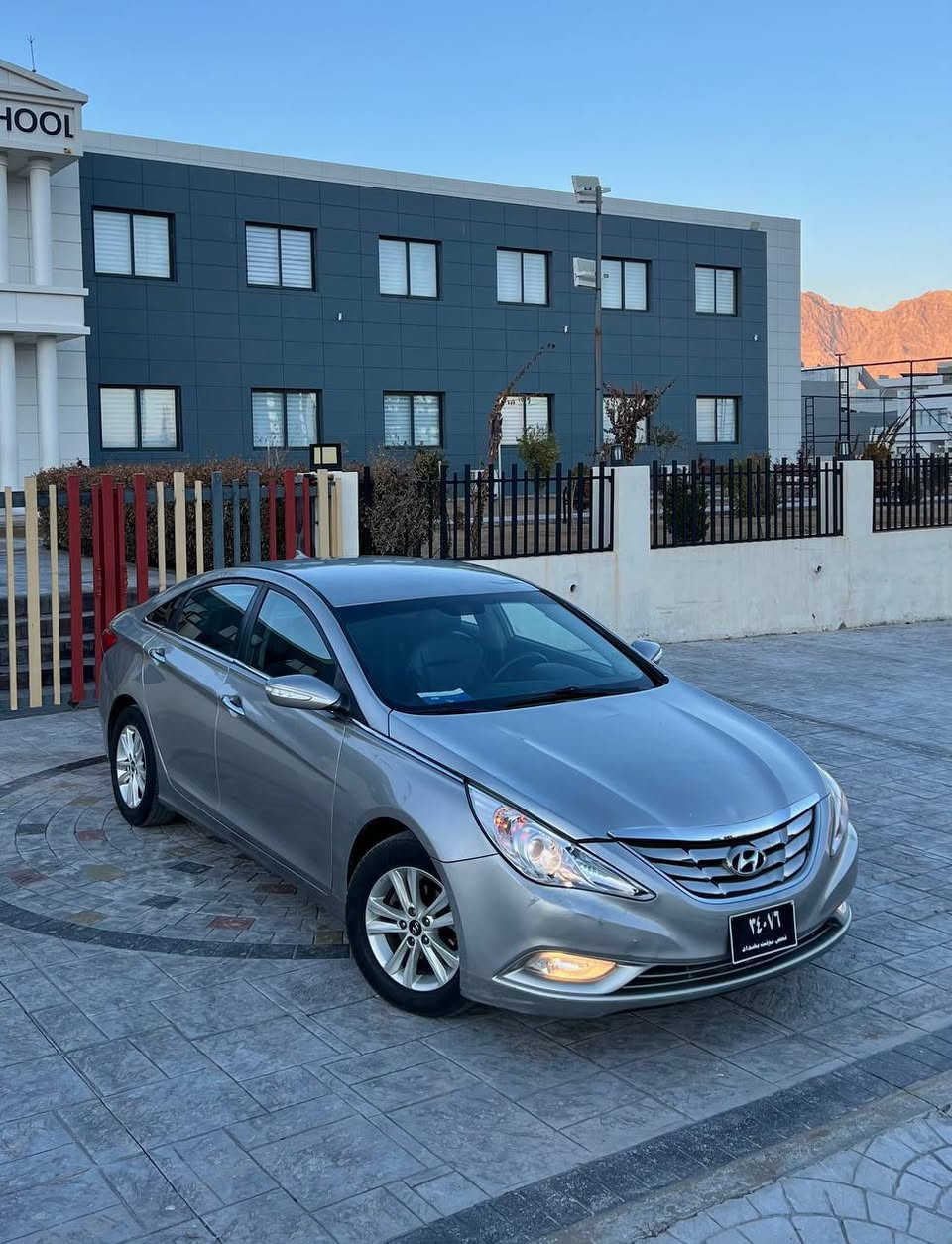 بسم الله الرحمن الرحيم(***********)
Sonata 2011 بڕاوەی دوبەی 
سۆناتا ٢٠١١ بڕاوەی دوبەی تازە داخڵ بووە لۆک لۆکە
فول فولە بەس سلایت نیە بەسمەیە کوشن جڵدە
هەر چوار کوشنەکانی هیتەرە گێر عادی و تۆماتیکە
شاشە لێگززە کامیرایە حاسیە دوگمەی تراکشنی هەیە
سوکان و دەشبول ئەزیرایە سوکان ڤۆلیۆمە ئیکۆیە
گێچ زینۆنە ئاوێنە هیتەر و شەفت و ئیشارەتە
لایت عەدەسەیە بەگلایت لیزەرە ویلی بیلادە 
تایەی تازەیە مەکینە دوشی مەرغوبەکەیە GDI نییە
گێر و مەکینە و کارەبایی دەحم و لێدران بەشەرت
پشت و پێش کەپسە جامەکانی هەلگیراون 
سعری ٥٢ کەمیک مەجال شوێن رانیە
*********** ڤایبەر و واتسئاپی لەسەرە رانية, السليمانية
