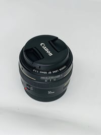 عدسه Canon 📸50mm 1.4 فتحه✔️ نضافه 100/100  سعر (🔚240 ألف 🔛) 0776603493...