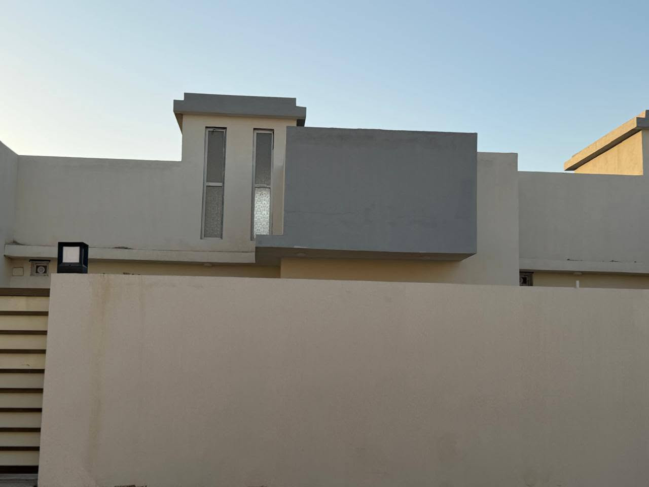 "دار للبيع" 200 متر 
 📍 الموقع:  مجمع أبو تراب السكني – بداية المرحلة الثانية 
       جاهز للسكن- تسليم مفتاح 
   #تفاصيلـ  دار 
🏢  نوع العقار:  دار طابق واحد بناء طابوق وصب رفت
 📐 المساحة:   200 م² شارع 12
🛏 عدد الغرف: غرفتين وصالة عرضية واستقبال ومطبخ ومناور2
🚗 مواقف سيارات: متوفر مع حديقة خارجية 
💰 البيع نقد بسعر مناسب/ للاستفسار علق بتم تصلك التفاصيل 
📑  الأوراق القانونية: سندات 
📞 للتواصل والاستفسار:
   مكتب دار العقار للاستثمار العقاري
📱  *********** - ***********
📍  النجف الأشرف – مجمع أبو تراب – شارع المكاتب
  #عقارات #دار #منازل #مجمعات #دور #مكاتب
