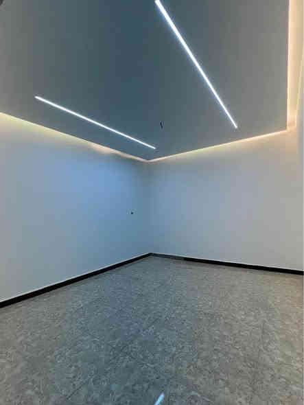 منزل للبيع المساحة 180م طابو زراعي 📄 تسليم مفتاح 🔑 
بناء حديث ( يحتوي على غرف منام عدد 2 / وصاله واستقبال ومطبخ وصحيات داخلية وخارجية وكراج 
في البصرة _ الصالحية _ قرب سنتر الصالحية _ على شارع تبليط 10م يبعد مسافه 150م عن الشارع الرئيسي 
السعر 155 مليون وبي مجال للشراي 
للتوآصل : *********** : *********** البصرة
