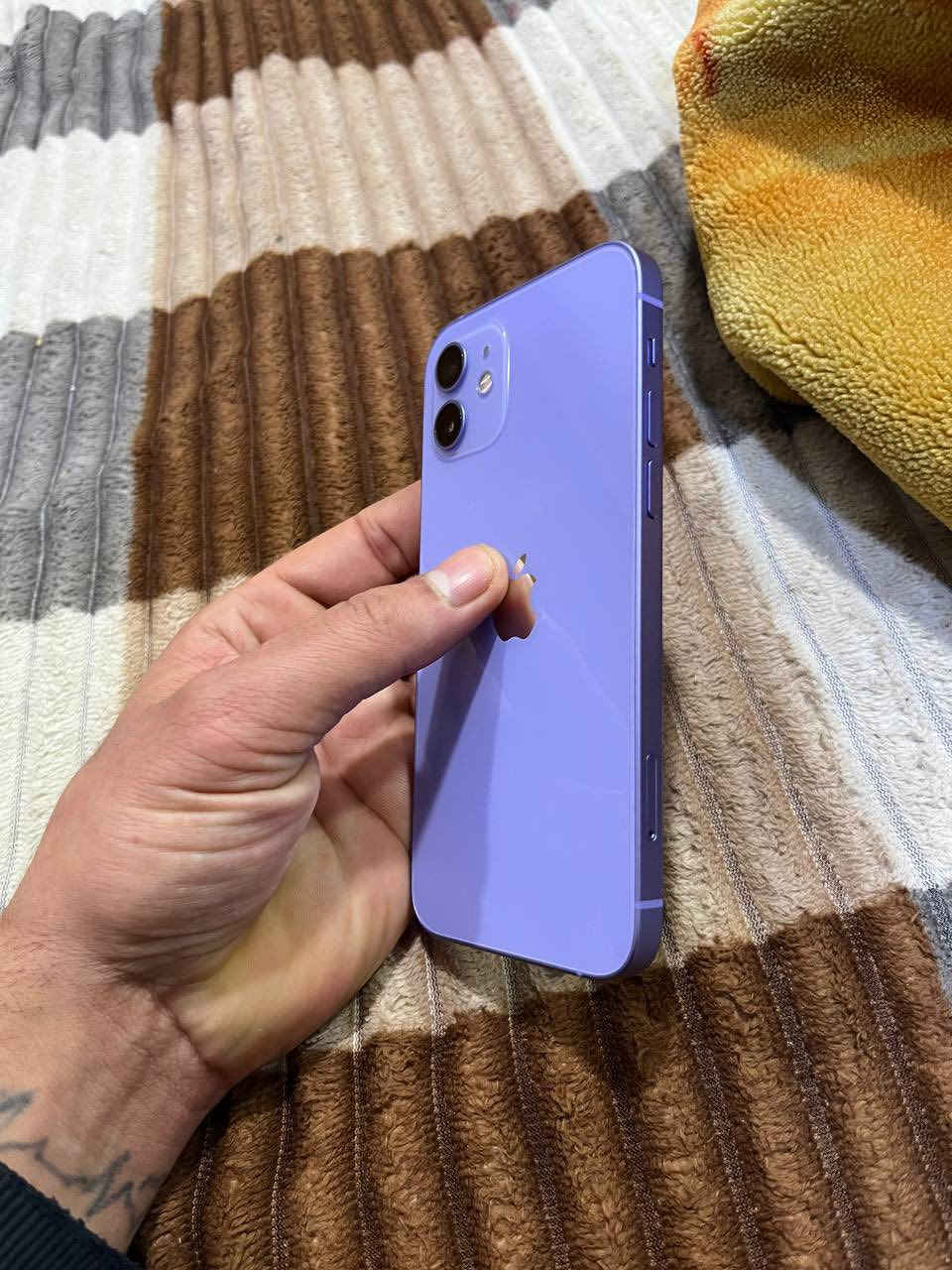 سلام عليكم
12 عادي ذاكره 128 بطاريه 81 الجهاز وتر ونضيف كلش لا مفتوح ولا مصلح يعني نضافته عالية كلش نموذج m اصلي 

لا شخوط لا ضربات سعره 300 مكاني كوفة رقمي *********** او مراوس بأعلى منه بفرق بسيط
