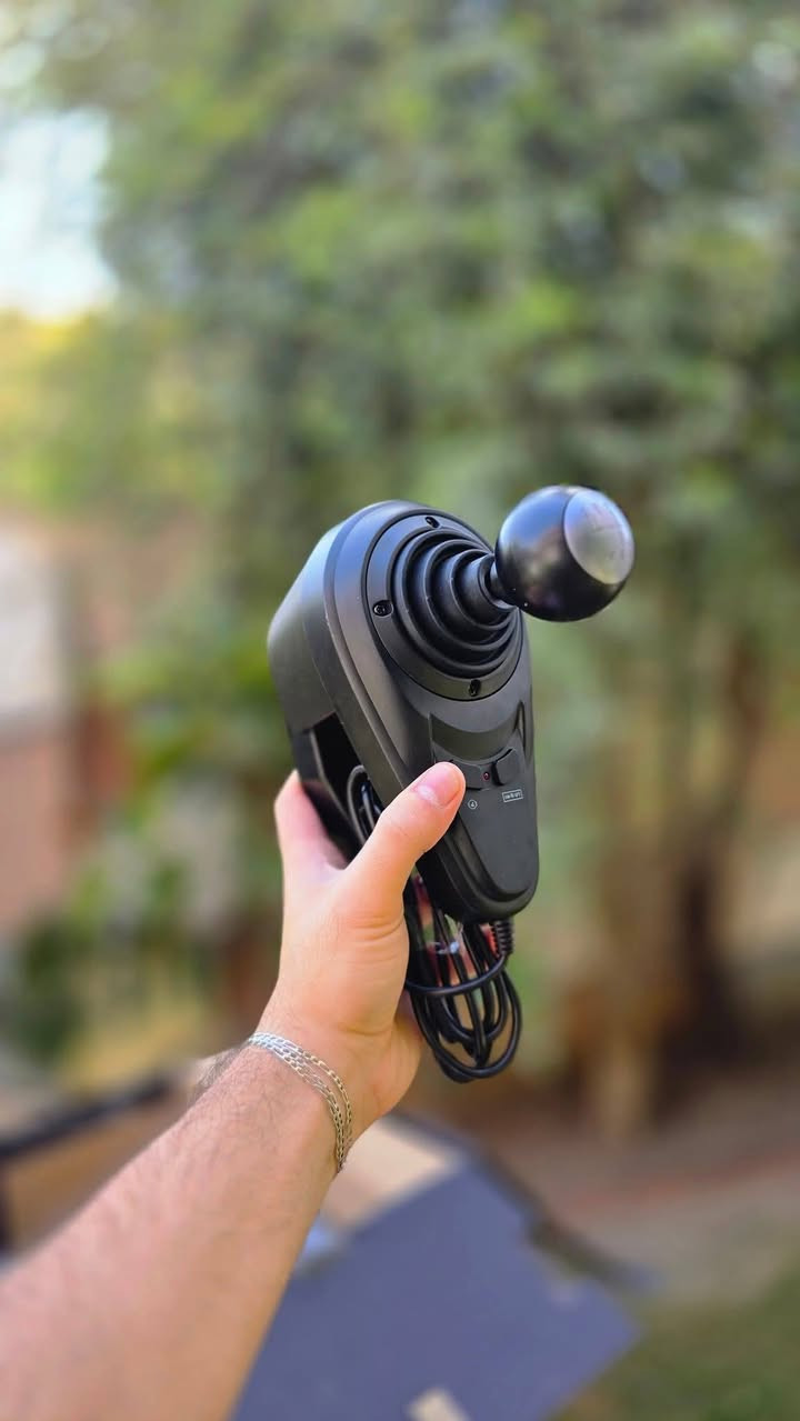 السلام عليكم 
مكاني كركوك   
القطعه #جديدة اكرر #جديدة شخط مابيها 
🏁 استعد لقيادة لا مثيل لها مع #PXN V9 Gen2 🏎️🔥

🚗 تجربة #سباق واقعية 100% مع #مقود بزاوية دوران 900° ودواسات معدنية #احترافية وناقل حركة يدوي حقيقي!
🎮 متوافق مع:
PC / PS3 / PS4 / Xbox One / Xbox Series X|S
يدعم أشهر ألعاب السباقات مثل: Forza Horizon، Gran Turismo، F1، Need for Speed، Euro Truck Simulator وغيرها!
🔹 الميزات بالتفصيل:

زاوية دوران 900° قابلة للتعديل لتناسب أي نوع سباق (F1 أو Rally أو Drift).

دواسات معدنية ثلاثية (فرامل، بنزين، كلتش) بضغط واقعي لمحاكاة القيادة الحقيقية.

ناقل حركة يدوي (Gear Shifter) من 6 سرعات + عكسي (R).

أزرار تحكم مدمجة على المقود للوصول السريع للأوامر.

توافق كامل مع ألعاب الشاحنات، الرالي، الفورمولا، والدرِفت.

دعم وضعية X-input / D-input على الحاسوب.

خامات عالية الجودة لتتحمل الاستخدام المكثف.

تثبيت محكم على الطاولة لمنع الانزلاق أثناء اللعب.

اهتزازات بالمقود لمحاكات الواقع  
شفتات تحت المقود 
Rgb تفاعلي 

💥 العرض الخاص:
📦 المنتج جديد 100% مع كامل الملحقات
💲 سعر منافس وضمان جودة
🔻 📩 راسلنا الآن لتجعل قيادتك أكثر واقعية وإثارة!


**إذا كنت صاحب هذا الإعلان وتريد حذفه لأي سبب، رجاءا أرسل رسالة إلى الدعم الفني**