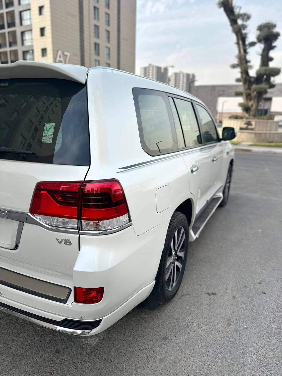 السلام عليكم                                                     لاند كروز موديل 19 للبيع
ساز باب اول فوول مواصفات 
محرك 8 سلندر 4600
5 بصمات 
3 شاشات 
حساس امامي خلفي 
8 ايرباك 
صندوق كهرباء شفط اصلي باب ربع شفط
كشنات جلد كهرباء 3 حركات
كيجات لكزز اشاير ترحيب لكزز
السياره مكفولة من الصبغ والضربه والتبديل فقط كم شخط بالدعاميه شي بسيط 
ماشيه 61 الف كيلو 

السعر 55000 الف دولار 
للاستفسار الاتصال فقط على الرقم ***********
