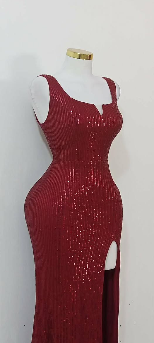 فستان احمر طافي بي جاكة مطعم بترتر سعره ٢٥ يلبس ٣٨-٤٠ للحجز واتساب***********
