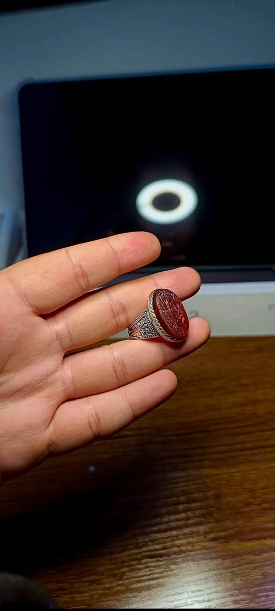 اللهم صل على محمد وال محمد 🌹
خاتم من الفضة  متوج بحجر عقيق يماني الاحمر ⭕
مخطوط  ⭕
روعة من جمال صياغة يدوية تحفة ⭕ 
 للبيع ⭕
يوجد توصيل جميع محافظات العراق ⭕
واتساب ***********⭕
