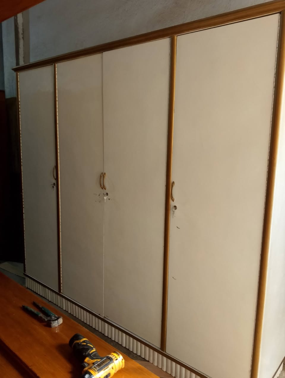 السلام عليكم كنتور 4 باب نجاره درجه اولى نضافه فول العنوان حله شارع ابو القاسم ***********واتس
