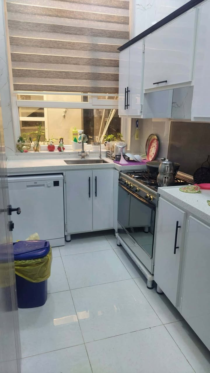 السلام عليكم #بيت ١٥٠ م #موقع_مميز  #كوفه_قرب_مسجد_السهلة #بسعر_مناسب #طابقين الطابق الأرضي غرفه سويت وصاله وحديقه وشلال يطل على المطبخ الحار والصاله واستقبال وتخاريجه ومطبخ حار بارد
#الطابق الثاني غرفتين سويتات وصاله وغرفة غسيل
والطابق الثالث مخزن ٥في ٤
البيت معمول بعمل درجه اولى البيت الجدران بورسلين درجه اولى مبنى بطابوق نهروان
السقوف صبابه درجه اولى الأساس رفت
باقي التفاصيل الاتصال على الرقم الآتي***********
