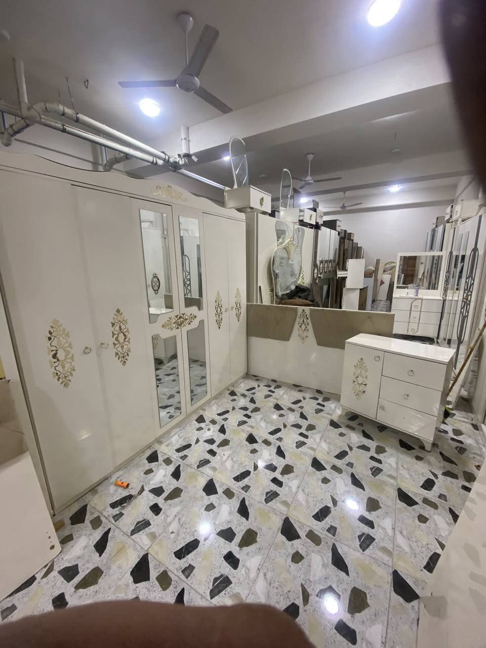 السلام عليكم غرف نوم تركي كامله تركي معه النقل ول شد  التوصيل السعر 450تكريت حي العصري نهايت شارع البلديه يم أسواق البركه إلا نتصال وبي واتساب ***********
