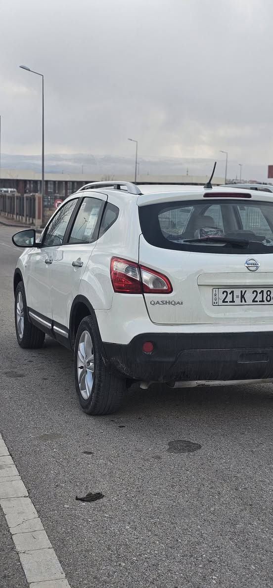 نیسان قاشقا مۆدیل ٢٠١٤ 
سەنەوی بەسەر نەچوە تایەکانی تازەیە بەشەرتی خەرامەو تەحویل سەیارەکە بی مەسرەفە رەسمی فەحسەکەم داناوە سەیارەکە لەسلیمانە 
سعری ١٢٦ وەرەقەو مەجال  
موشتەریت تەلەفونکە 
*********** السليمانية, العراق
