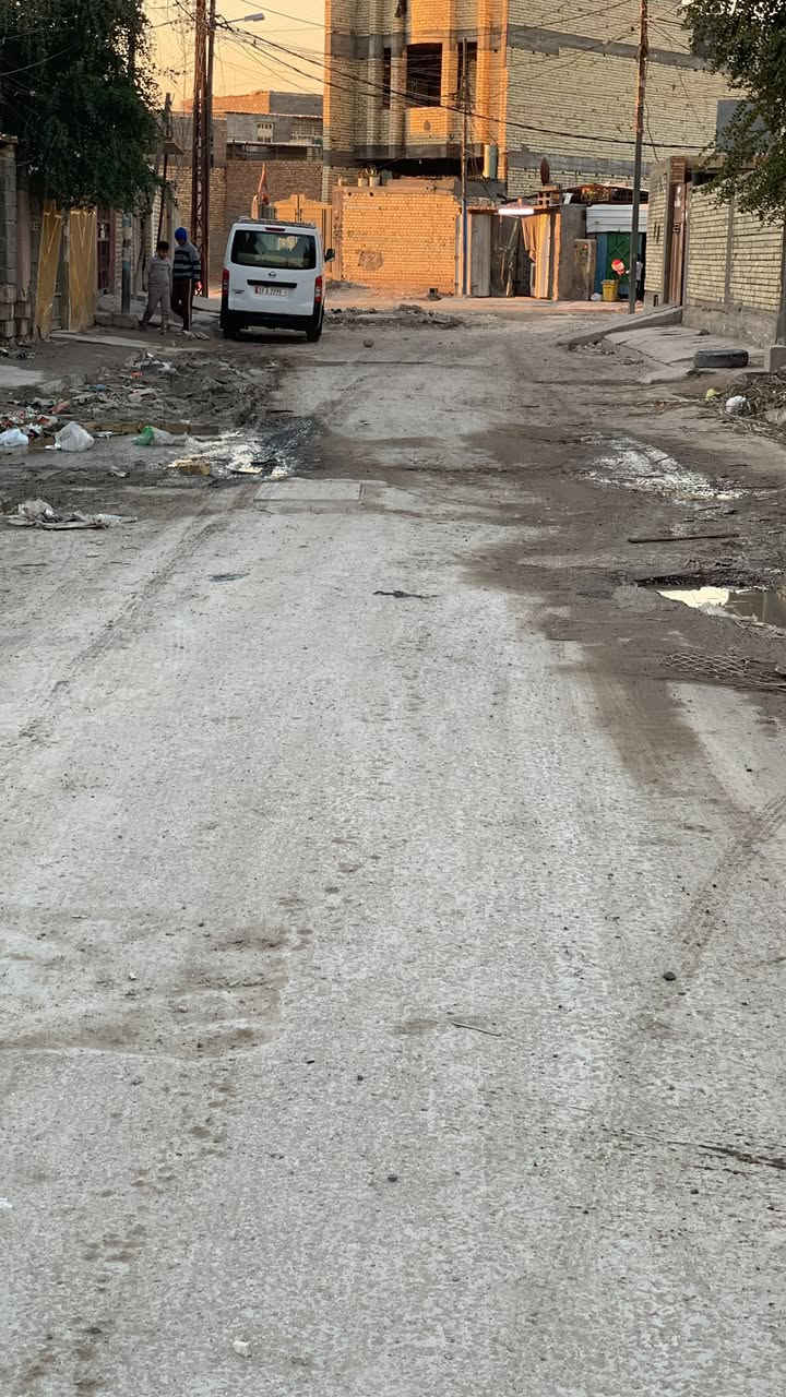 البيت للبيع مساحة 150 متر نزال 25 واجهة 6 الكراج 9 متر البيت جاهز للسكن موقع البيت مدينة الصدر حي طارق الوسط البيت طابقين ويصير طابق ثالث فوك مساحة كبيرة سعر 150 وبي مجال بسيط رقم الهاتف ***********واتساب خط  موجود
