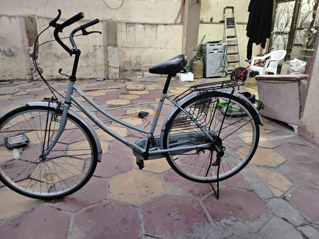 سلام عليكم باسكل بناتي حجم 26 مستعمل اسبوع اخو الجديد ومع حمالات + بم نفخ السعر 140 وبي مجال مكاني كربلاء حي النصر شارع الملعب الرقم ***********
