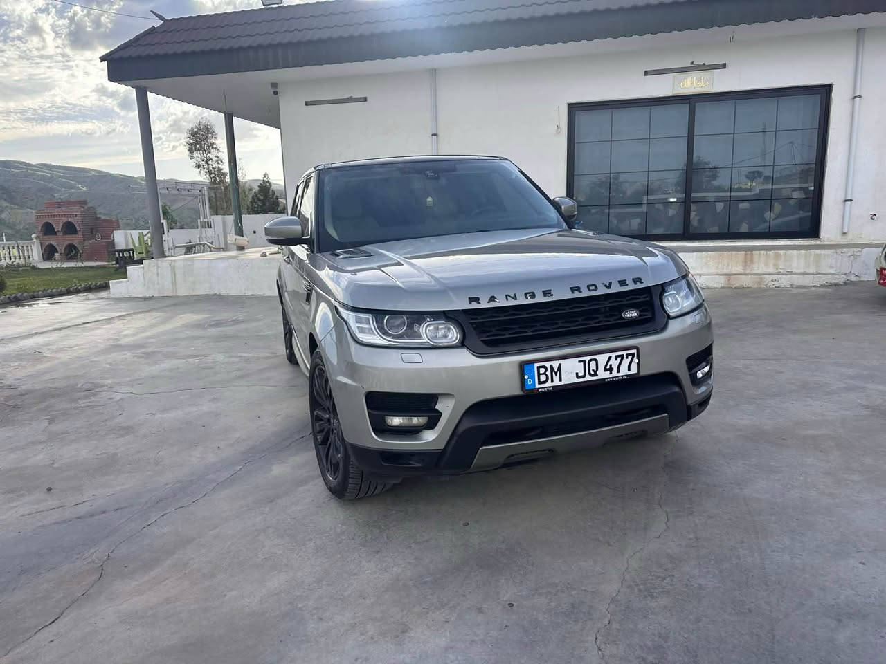 Range Rover sport
رەقەم ئەوروپی مەنەفێست و پاکانەی لەگەلە 
مۆدیل ٢٠١٥
فول فول مواسەفات بەس پانۆراما نیە 
مەکینە ٦ پستن بەنزین زۆر کەم بەنزینە 
٢ پارچەی ئەوروپای هەیە لەگەل بستەک سەقفی 
سەیارەیەکی زۆر پاک و جوانە و گێر و مەکینە و کارەبایەتی هەمو گیانە بەشەرت
نرخی خوار هەموو بازار ١٣٥ وەرەقەیە و مەجالێکی کەمی تێدایە 
ناونیشان هەولێر 
ژم*********** أربيل, العراق
