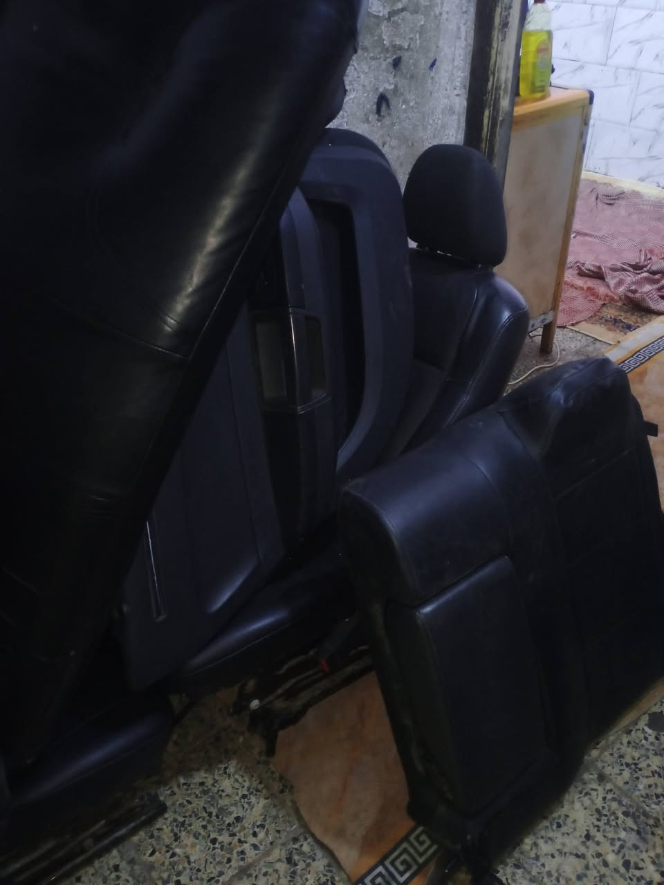 للبيع غرفةجلد اوباما 2010نضيفة مع بطاين عدد2 واتساب *********** العمارة
