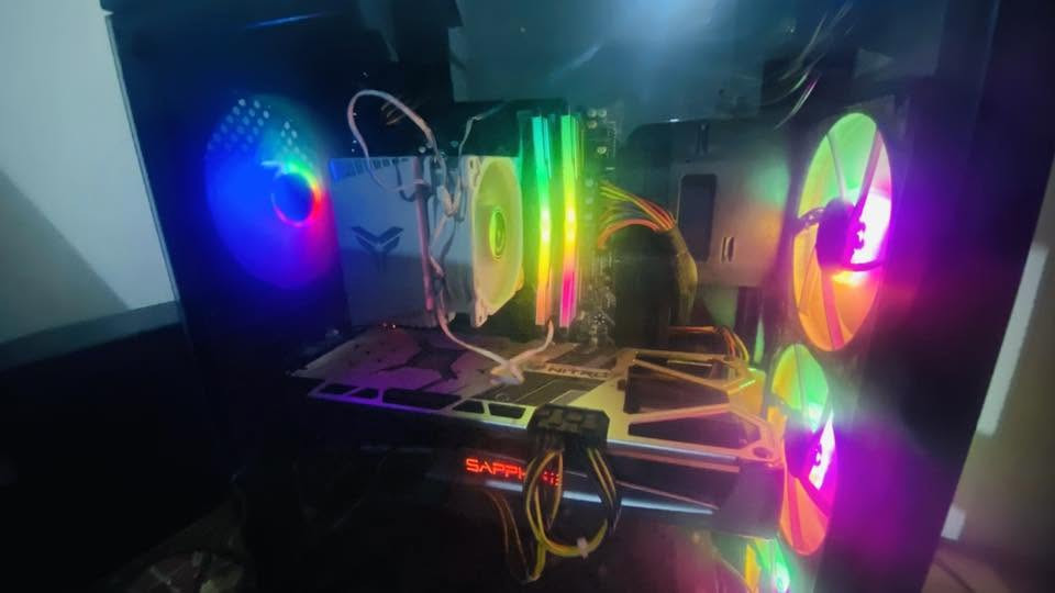 للبيع كيس كيمنگ نظيف واستعمال شخصي شرط الفحص
سبب البيع للتطوير

CPU: Ryzen 7 3700X (8 Cores / 16 Threads)
GPU: Sapphire RX 5700 XT Nitro+ 8GB (أعلى نسخة من الكرت وتبريد احترافي شوف الصور الحرارة اعلى شيء 60)
RAM: 16GB DDR4 3200MHz (8×2 Dual Channel)
Motherboard: Gigabyte B450M DS3H
SSD: 128GB SATA
HDD: 1TB
PSU:LITEPOWER 650W
CPU Cooler: Jonsbo ARGB White Edition
Case Fans: 3×200mm Intake + 1×200mm Exhaust 

ملاحظة بسيطة :زر التشغيل خرب ومستخدم زر LED بمكانه وشغال طبيعي

السعر خاص

للتواصل: واتساب *********** 
+ ماسنجر
