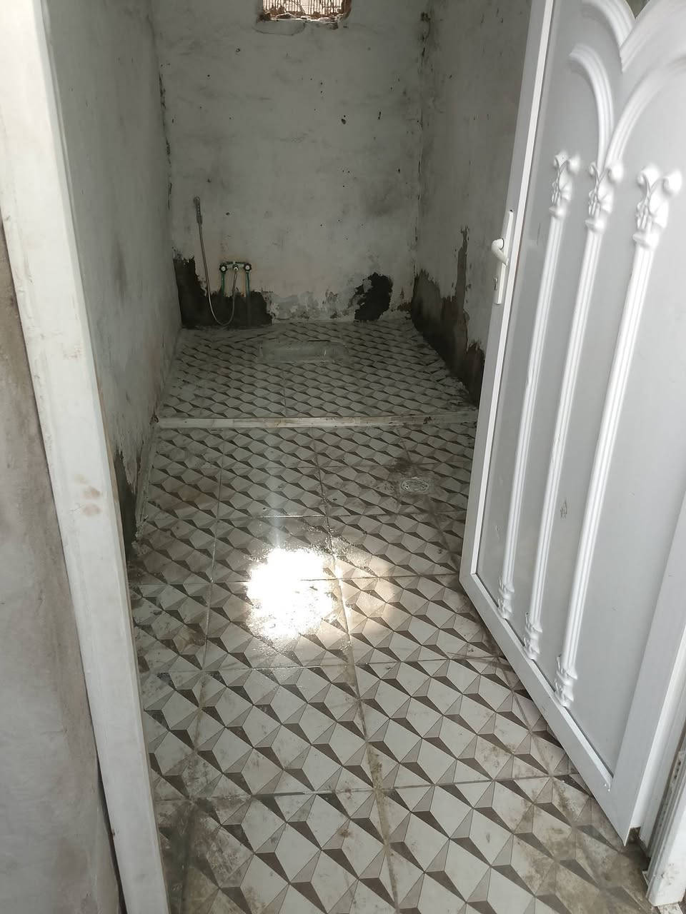 بيت للايجار مساحه 150 يحتوي على غرفتين ومطبخ وصحيات وطارمه كبيرة ومنور  
العنوان دور نواب الضباط مقابيل السياسين خدمات متكامله مدارس متوسطه اعداديه مستوصف للاستفسار اكثراتصلعلىالرقم  ***********
