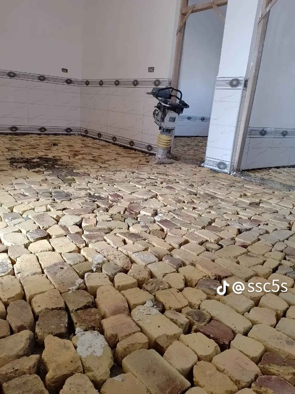 سلام عليكم شباب تنضيف البيوت وفرش سبيس او تربيع او حدل قفاز او كبكتر والاتصال على هاذ الرقم ***********
