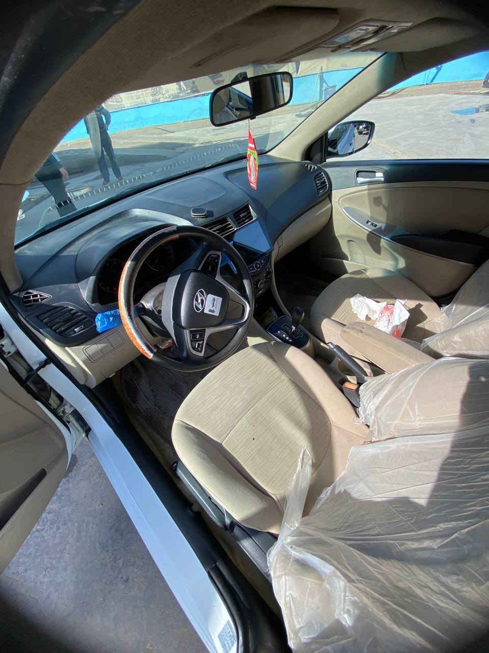 السلام عليكم اكسنت للبيع مديل 2016
مكفوله من الضربه والتبديل والصبغ 
بيه فقط حالوبات ينعدن قليلات جدا 
فول ١/١ ماشيه 100 حقيقي 
مكينه 1600 
اشاير بلمري 
تحكم ستيرن 
ويل كروم 
فتحه
السعر 115 وبيها مجال 
مكان السياره الدوانيه 
الاستفسار ***********
