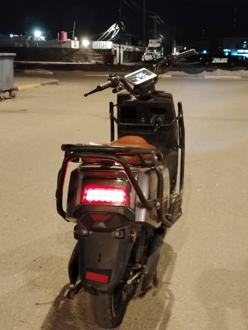 دراجه شحن للبيع 
مواصفاتها درع حمايه للدراجه بالكامل صندوگ تحط بي غراضك 6بطاريات 32 امبير للبطاريه الوحده بصمتين وسويچين بيها R بگ لايت وره مثل مال سيارات اللون رصاصي جوزه تطفي الدراجه شاحنه قويه 
السعر مناسب الرقم *********** واتساب موجود
