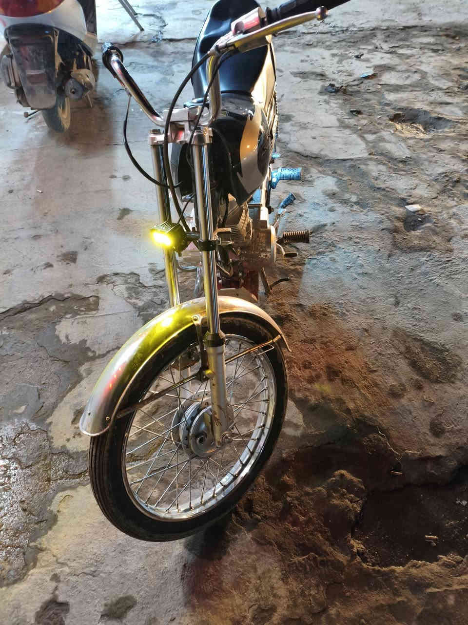 سلام عليكم دراجه ناما ادوات صارلها شهر من معمره مبدله مره وحده دهن للبيع مكاني ب الكرنه سعرها ٧٥٠ وبيها مجال هاذا رقمي *********** موجود واتساب واتصال
