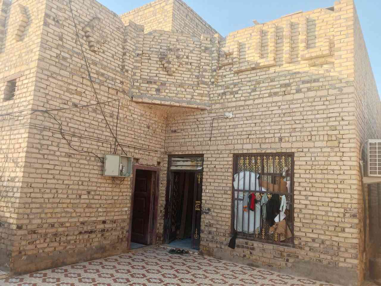 سلام عليكم بيت للبيع موقع الحمزه الشرقي السايدين شارع عشرين التبليط الجديد يوصله ومجاري كامله مساحة البيت 240 بي 5 اغرف 2 فوك و3 جوه صاله 8×4 مطبخ 4×3 صحيات كامله تشاريف كامله زاىد منور متر بيت كامل للاستفسار خاص او اتصل *********** رجاء الي مو شراي لا يتصل
