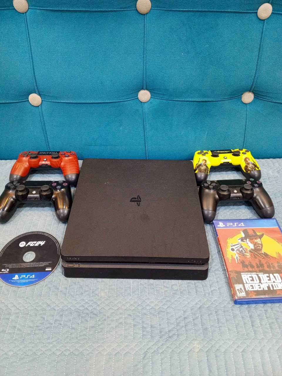 بلي فور سلم نضيف وما داخل تصليح  اونلاين واليدات كلهن شغاله وياه قرصين قرص فيفا 2024 وقرص ريد ديد وبي حساب بي
فيفا 2026
باتمان 
ريزنت ايفل 
 السعر230 وبي مجال+ عندي توصيل محافظات 
اي استفسار ***********
