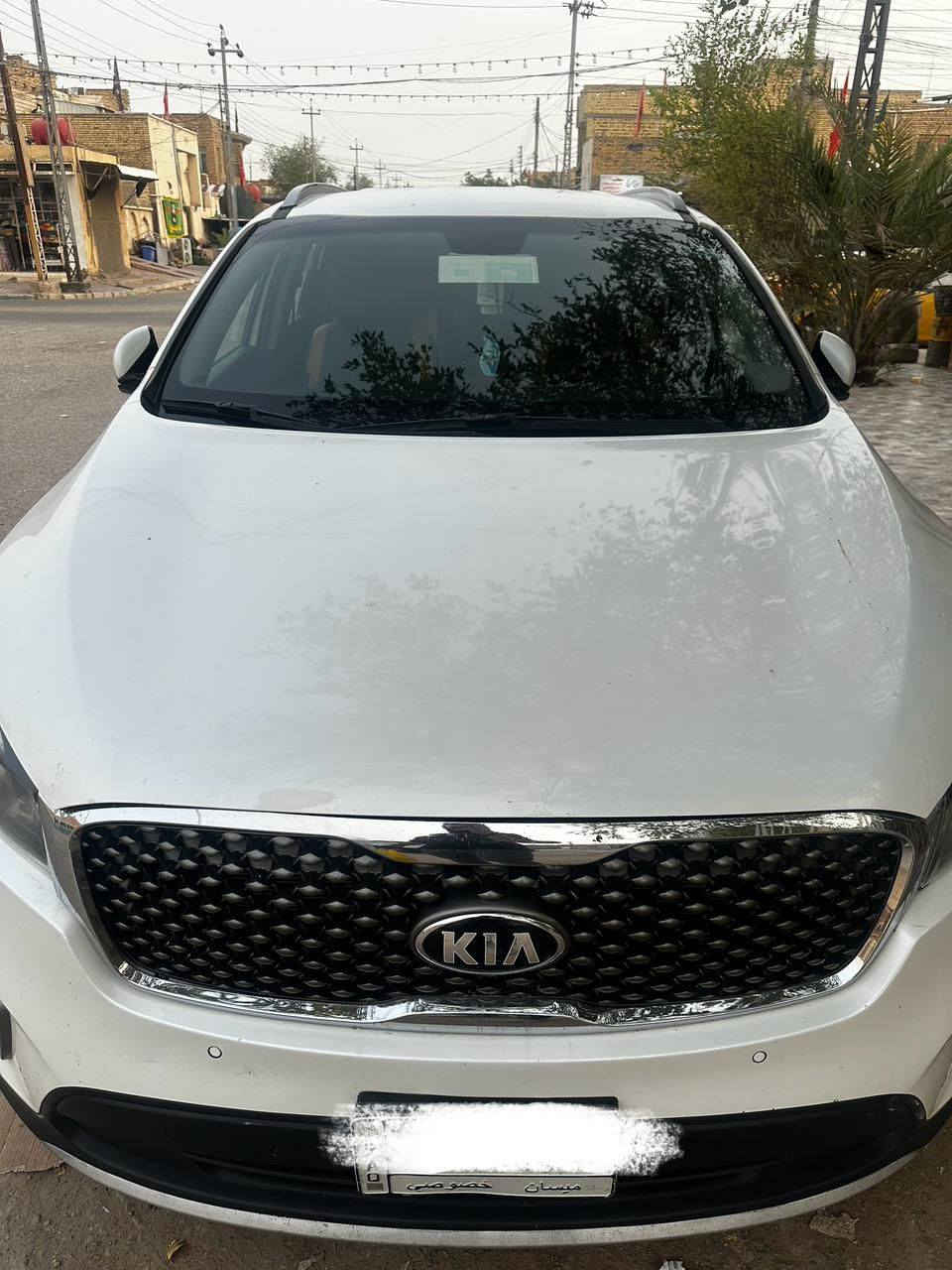 سورنتو  موديل 17 خليجي مكفولة بس بارد بحافه الباب الخلفي اصلا مامبين نهائيا موضح بالصوره سياره جاهزه تخم تاير حداديه تبريد تدفئه كير ومكينة منضومه لايت زنون دهن كله وكاله دوشمه الكشنات والارضيه جلد بلاد بيجي كلفن 8ورقات 
6 سلندر 
7 راكب 
تبريد 3 قطع 
گازگيت مبدل وگالة بشركه كيا 
ماشيه 200 km 
السعر 210 وبيه مجال قليل 
وباقي مواصفات السورنتوا المعروفة سياره مامتعوبه جديده كلش العنوان العماره حي المعلمين الجديد الفتحه الأولى ***********
