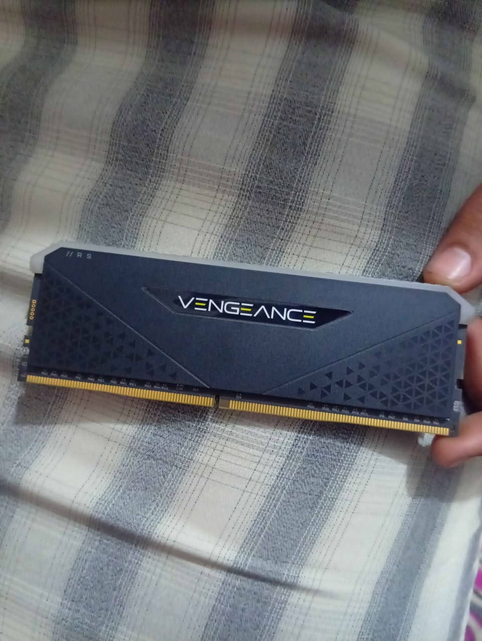 السلام عليكم تجميعة كاملة معة شاشة للبيع السعر 1مليون وبيهة مجال بصيط مكاني بغداد الحرية ***********
المواصفات
i5 10400جيل العاشر
كارت الشاشة gtx1660سوبر
هارد 1تيرة ssd
رامات ارجيبي 2×8  16 كيكة
مع شاشة من سامسونك ٧٠هيرتز
و يو بي اس 
وباقي الملحقات سمعات وماوس كاملة بغداد, العراق
