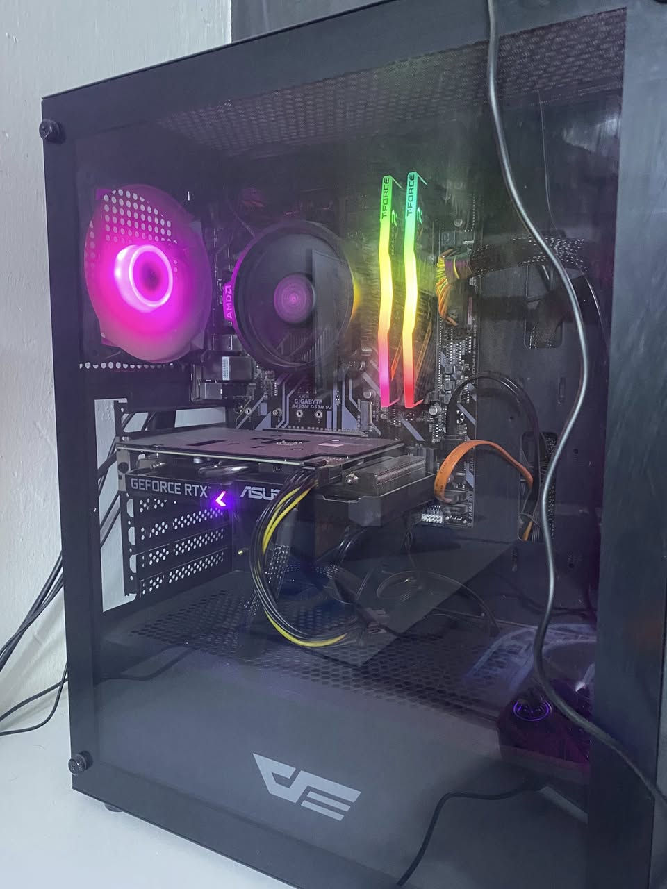 سلام عليكم تجميعه كامله للبيع 
المواصفات

كارت 3050
رامات 16 
معالج رايزن 5 5500
SSD 512
 HHD 1 تيره
سعر الكيس فقط 500
الميز للبيع ب 150 اني مآخذه ب 200 زاويه 
للتواصل خاص او واتساب ***********
