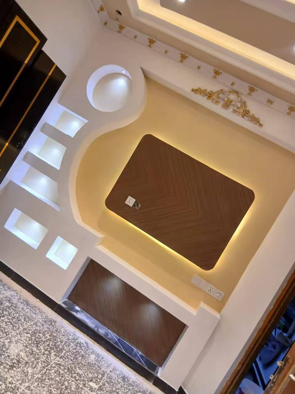 اللهم صلى عله محمد وال محمد لسنا الوحيدين لاكننا لأفضل اعمال ديكورات جبس بورد ورق جدران بأسعار مناسبة جداً انشالله ينال اعجابكم ***********
