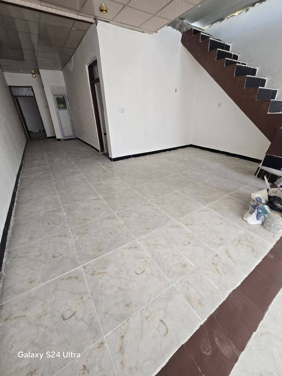 بيت لبيع بشارع المطار الجديد المساحه ١٢٠متر يحتوي على غرف٢ وصاله ومطبخ وستقبال ومكشوفه وصحيات الساس كونكريت البناء بلوك السكف عكاده السعر ٣٥ وبي مجال البيت قريب على الشارع للستفسار ***********مكتب بركات ام البنين قرب اسواق فدك مقابيل شارع السبيس البيت جديد مفتاح تستلم
